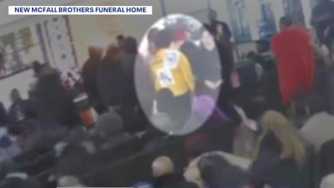 穿著黃衣者為嫌犯。（YouTube@FOX 2 Detroit截圖）